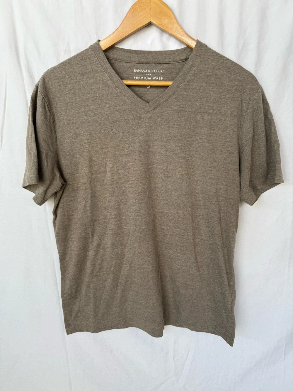 Banana Republic Men's V-Neck Tee in Olive